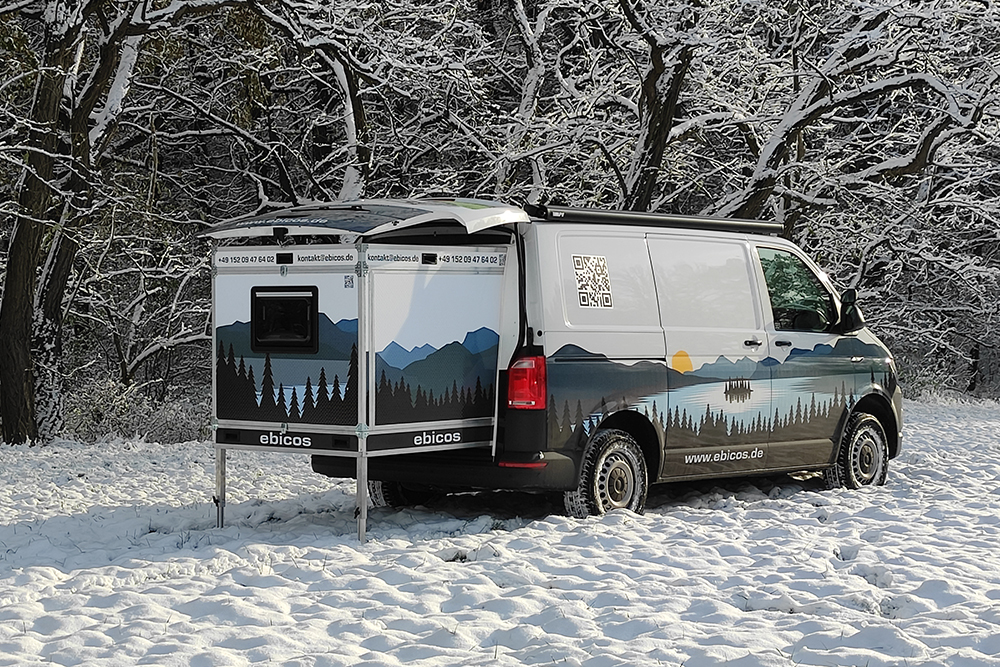 Campervan im Schnee mit ausgezogenem Van-Modul aus ALUCORE.