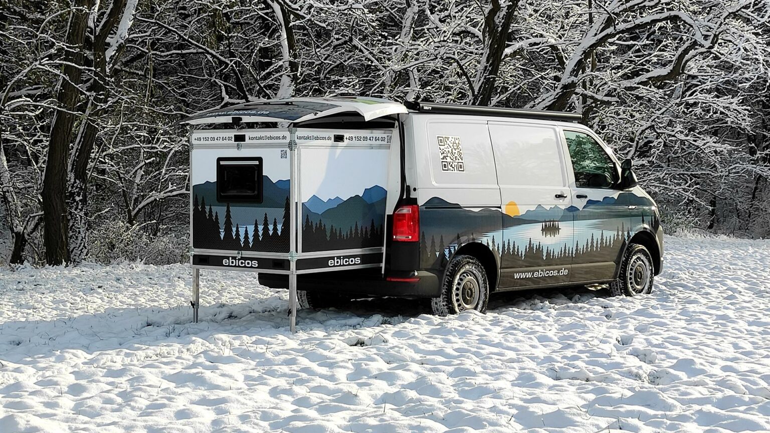 Campervan im Schnee mit ausgezogenem Van-Modul aus ALUCORE.