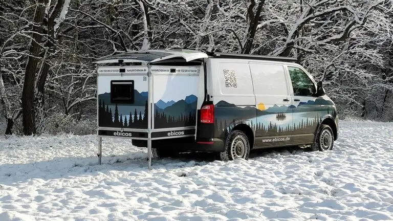 Campervan im Schnee zeigt Van-Module aus ALUCORE®.