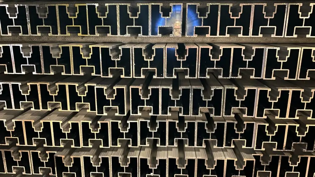 Vorteile von Aluminiumprofilen. Solarprofile liegen gestapelt im Lager