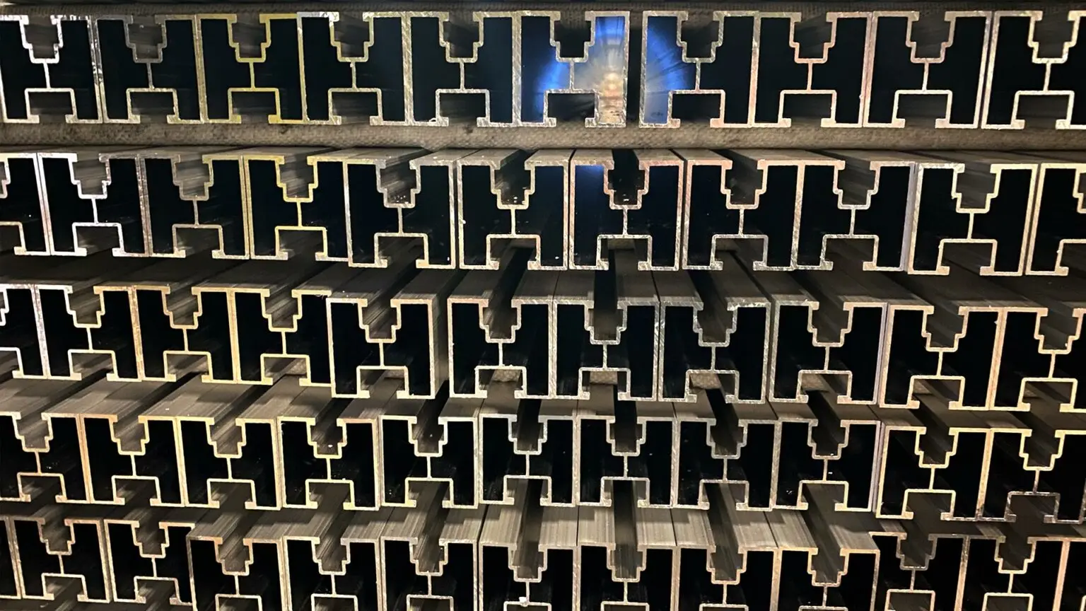 Vorteile von Aluminiumprofilen. Solarprofile liegen gestapelt im Lager