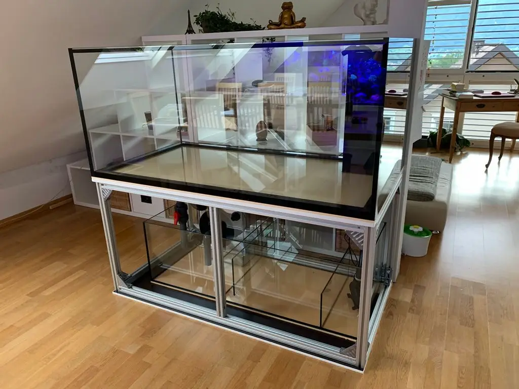 Aquarium Gestell aus Maschinenbauprofilen im Einsatz mit einem Aquarium