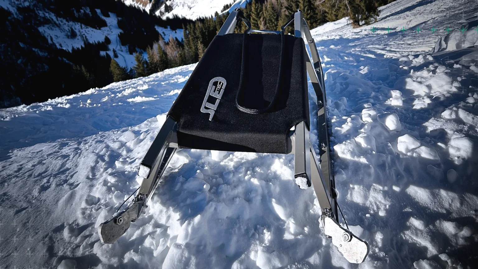 Ein Schlitten mit einem Rahmen aus Aluminiumprofilen steht im Schnee