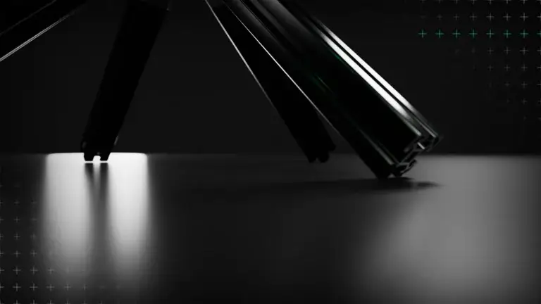 Nahaufnahme von einem Kleiderständer aus Aluminiumprofilen