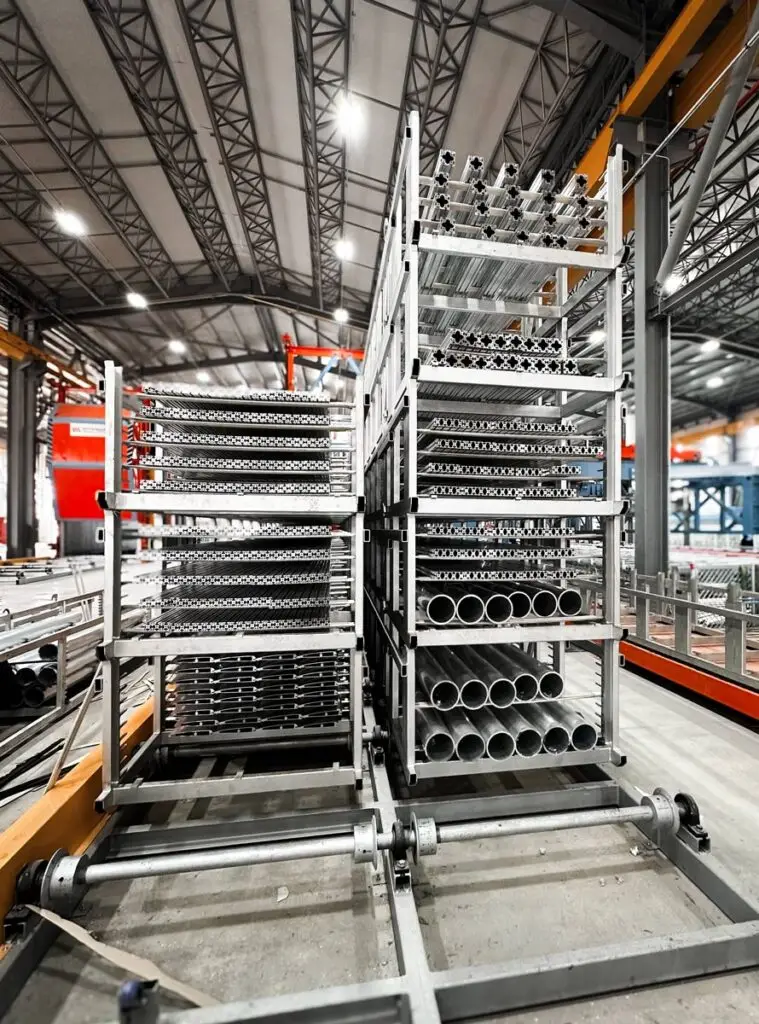 Aluminiumprofile liegen auf einem Gestell in einem Presswerk