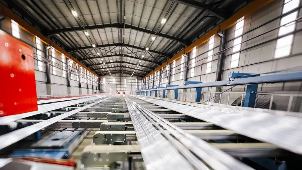 Der Blick ins Presswerk zeigt die Entstehung eines Aluminiumprofils