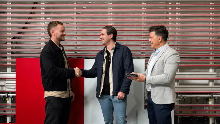 mejo Mitarbeiter und Starcell Mitarbeiter schütteln sich die Hand