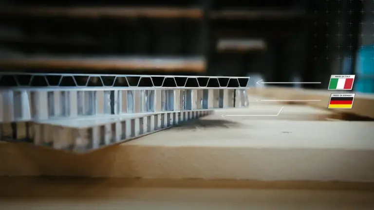 Aluminium-Verbundplatten aus Deutschland und Italien liegen aufeinander gestapelt im Lager