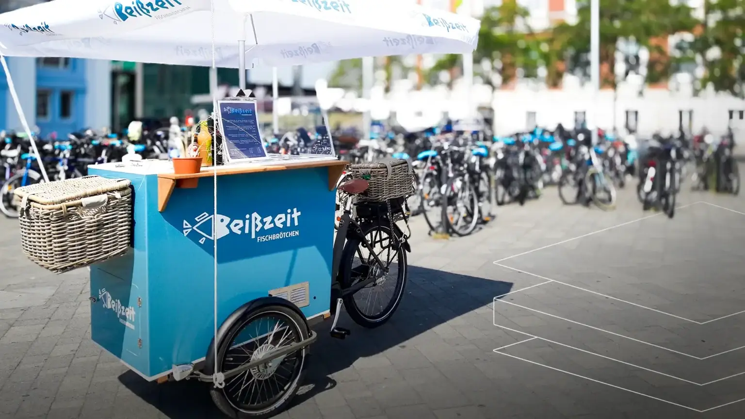 Foodbike aus Verbundplatten verkauft Fischbrötchen