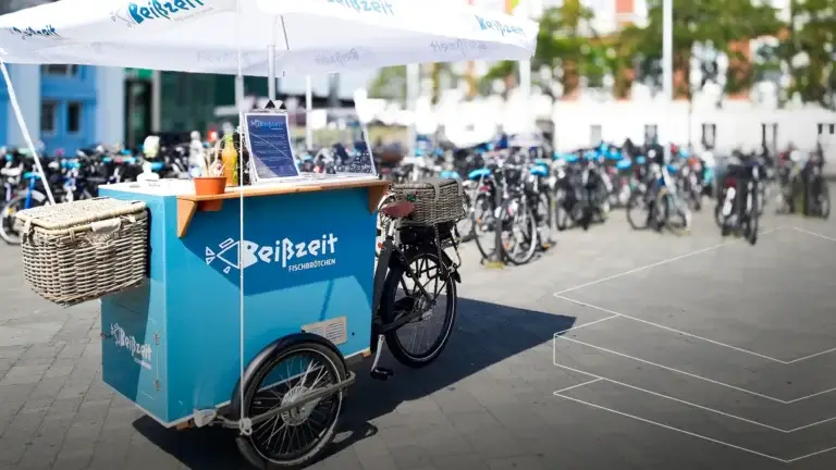 Foodbike aus Verbundplatten verkauft Fischbrötchen