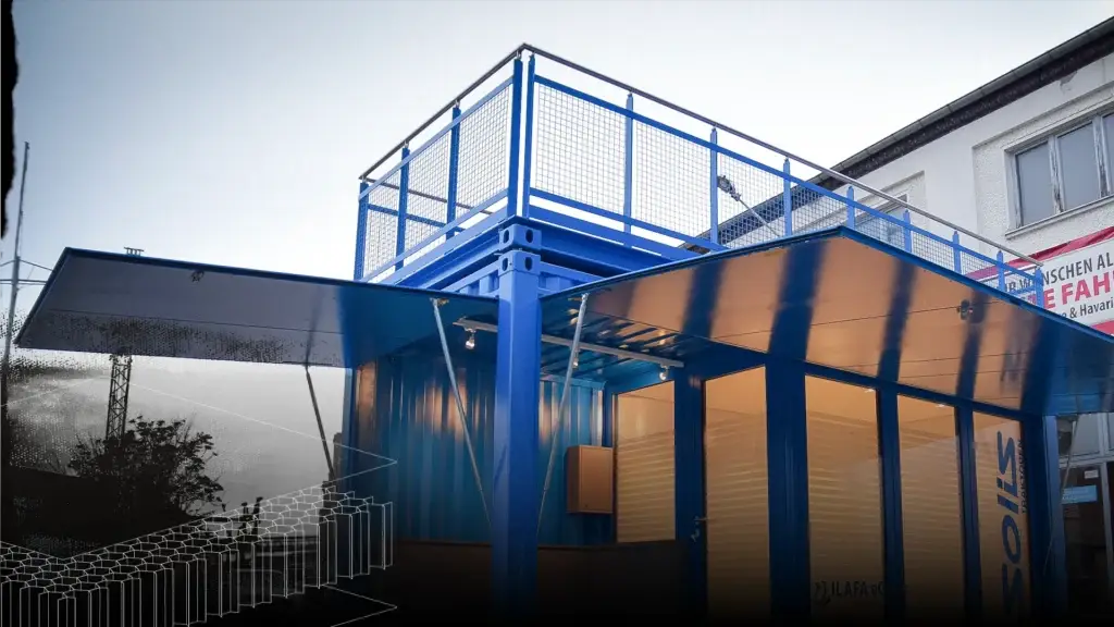 Blauer Container mit Containerklappen aus ALUCORE®