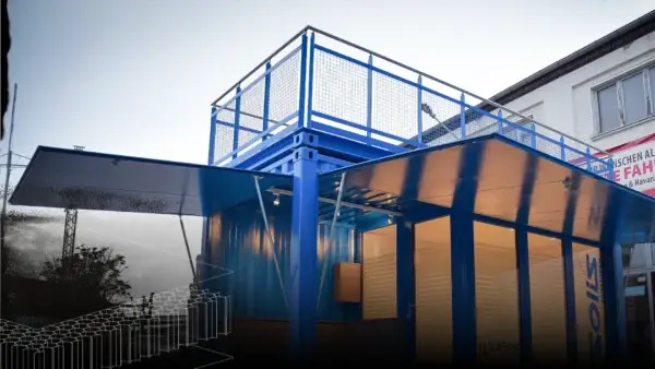 Blauer Container mit Containerklappen aus ALUCORE®