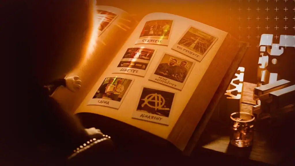 Eine Katze schaut sich ein Fotoalbum mit Aufnahmen aus 2025 an