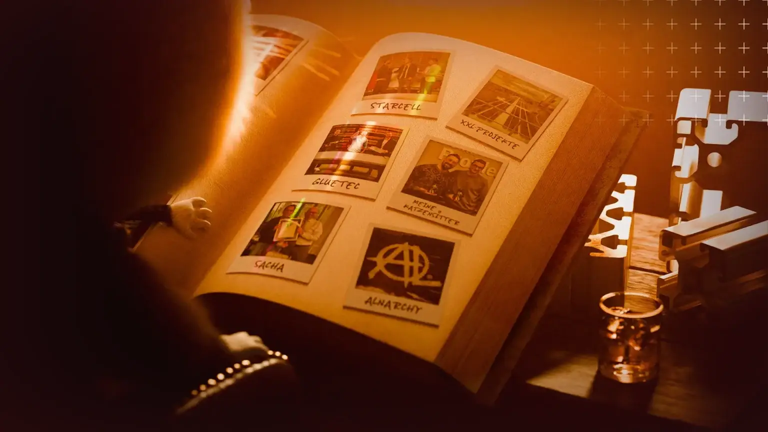 Eine Katze schaut sich ein Fotoalbum mit Aufnahmen aus 2025 an