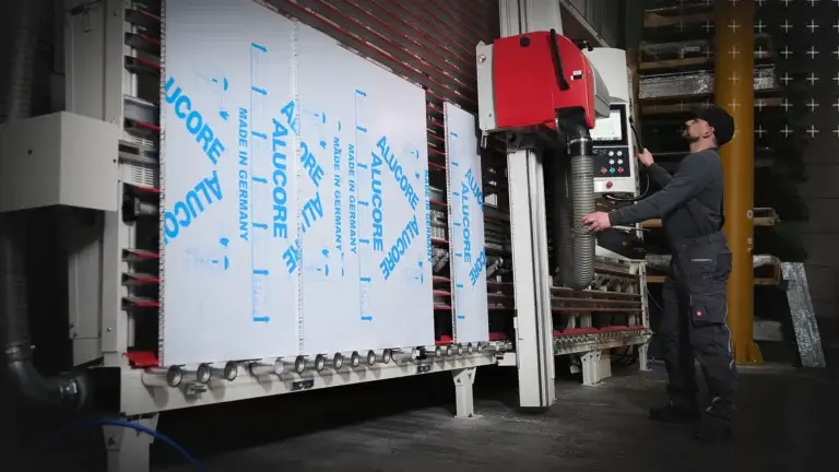 Aluminium-Verbundplatten werden im mejo Bearbeitungszentrum zugesägt