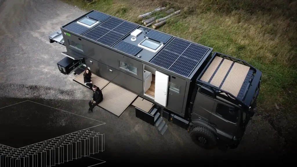 Schwarzes Expeditionsfahrzeug mit ausgefahrener Terrasse