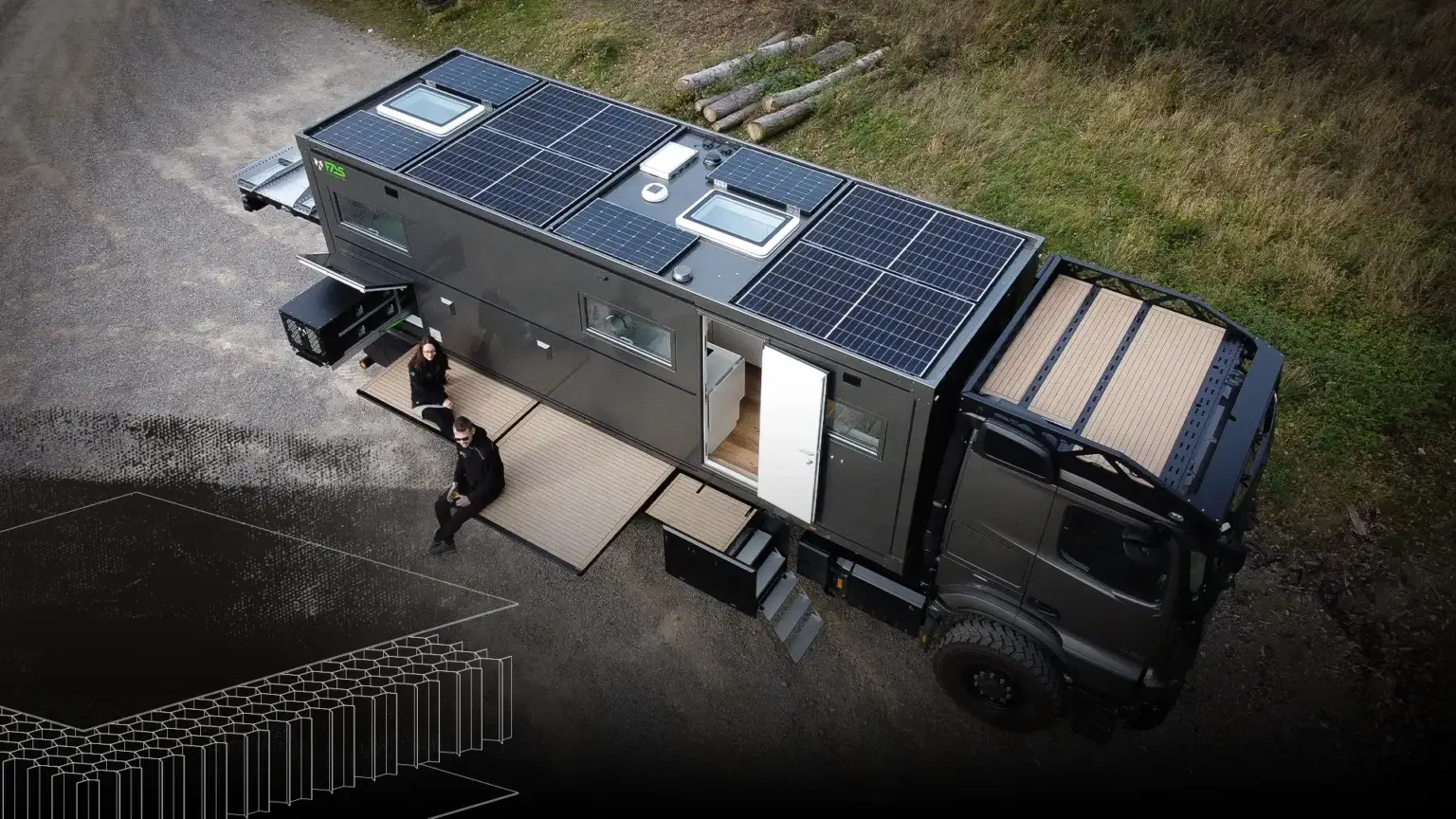 Schwarzes Expeditionsfahrzeug mit ausgefahrener Terrasse