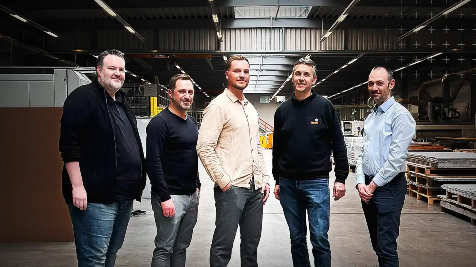 mejo Vertrieb und Luxpanel Betriebsleitung stehen in der Luxpanel Produktionsstätte in Bitburg