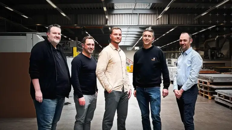 mejo Vertrieb und Luxpanel Betriebsleitung stehen in der Luxpanel Produktionsstätte in Bitburg