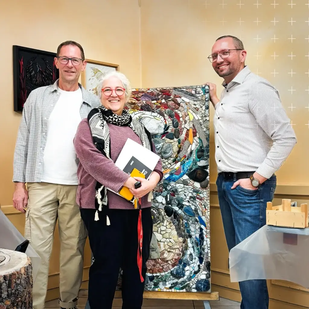 mejo Mitarbeiter Jörg Bungert und Daniel Schumacher mit Künstlerin Tanja Lebski