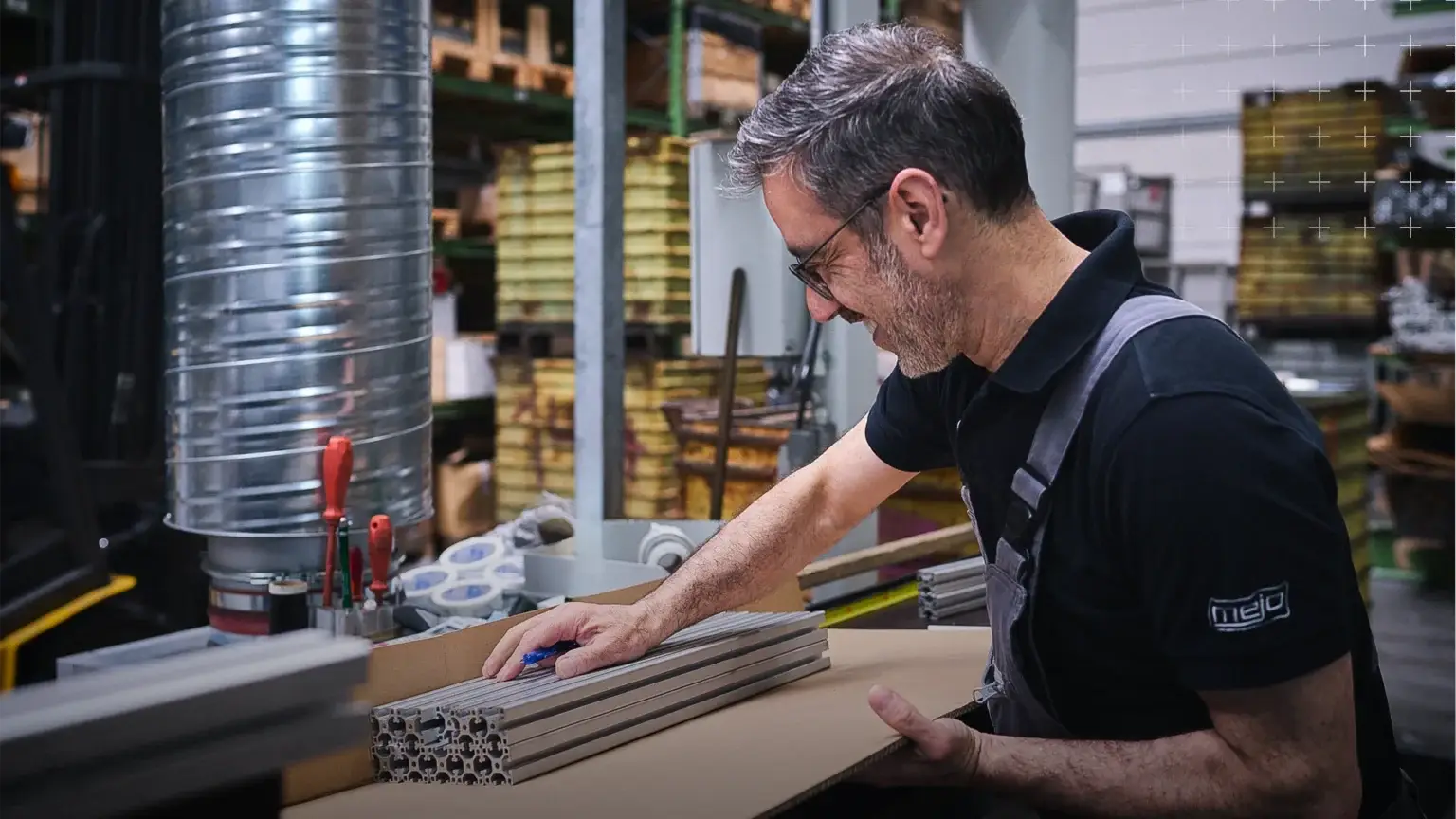 Im mejo Lager und Bearbeitungszentrum gibt es viel zu tun: Hier lagern mehrere Tonnen Aluprofile, die dicht getaktet zum Kunden rausgehen und bearbeitet werden.