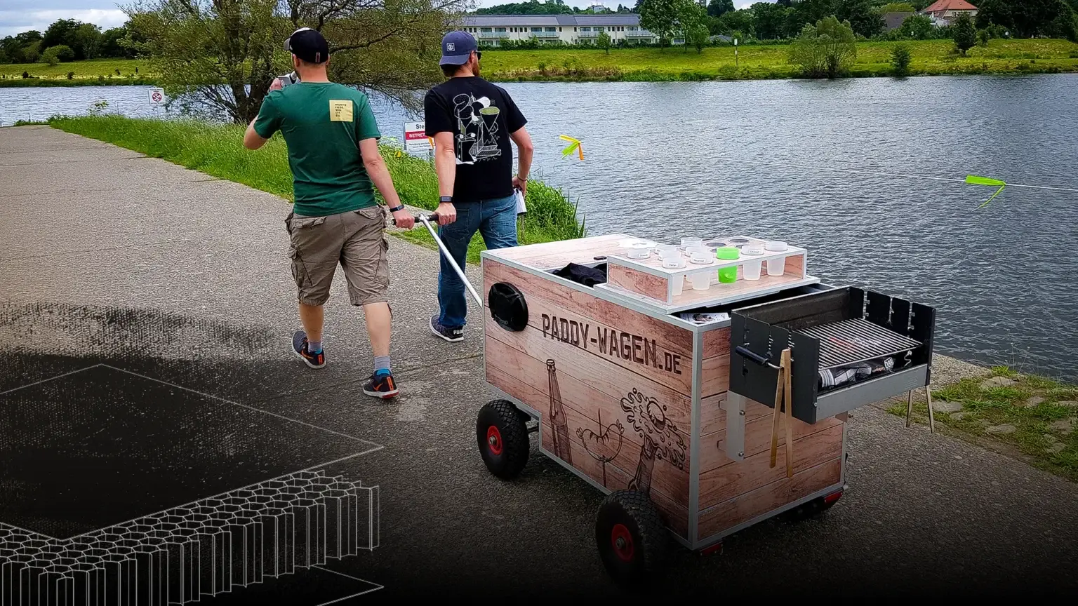 Zwei Männer auf Vatertagstour mit einem Bollerwagen aus Aluminium-Verbundplatten