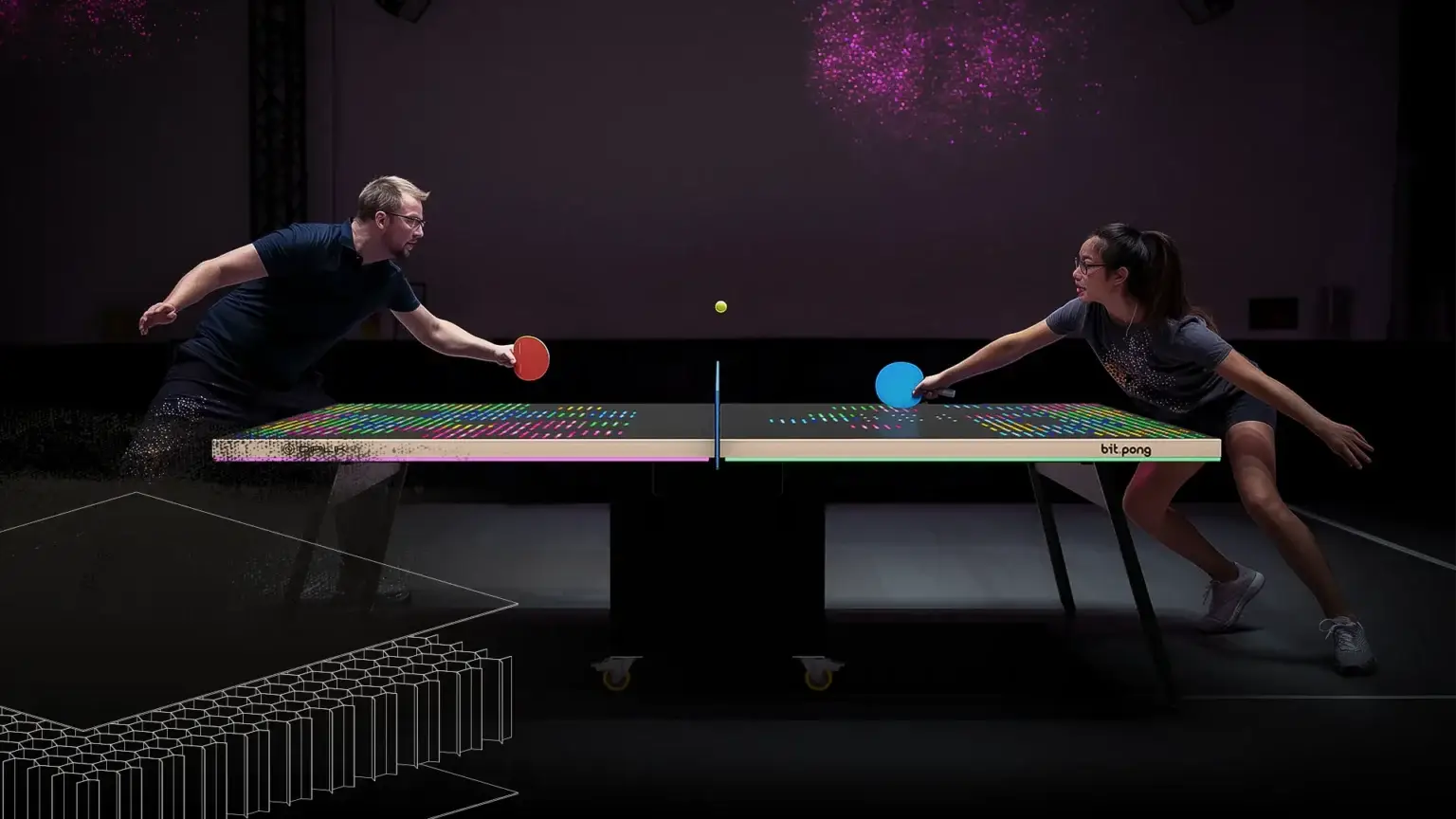 2 Tischtennisspieler spielen Tischtennis auf einer LUXBOARD Wabenverbundplatte