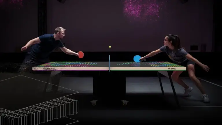 2 Tischtennisspieler spielen Tischtennis auf einer LUXBOARD Wabenverbundplatte