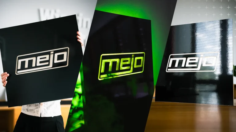 Schwarzes Schild aus CORAPAN mit mejo Logo