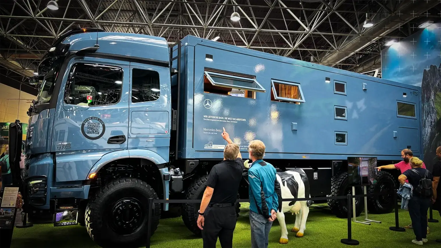 Blaues Expeditionsmobil auf dem Caravan Salon in Düsseldorf