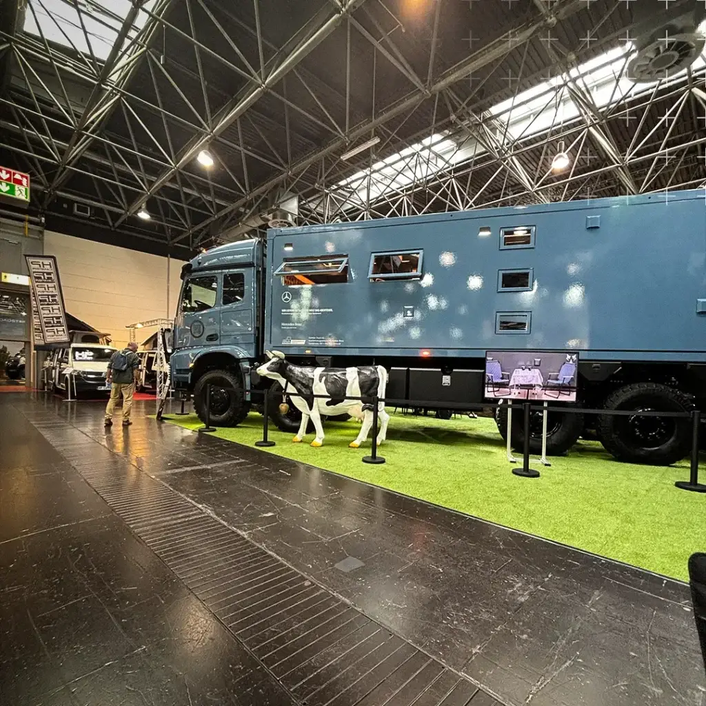 Große Messehalle mit einem blauen Expeditionsmobil