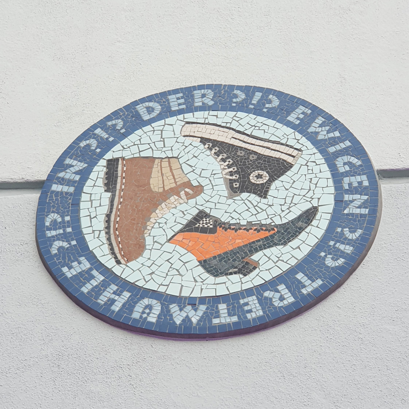 Münze aus Mosaik auf Betonleinwand